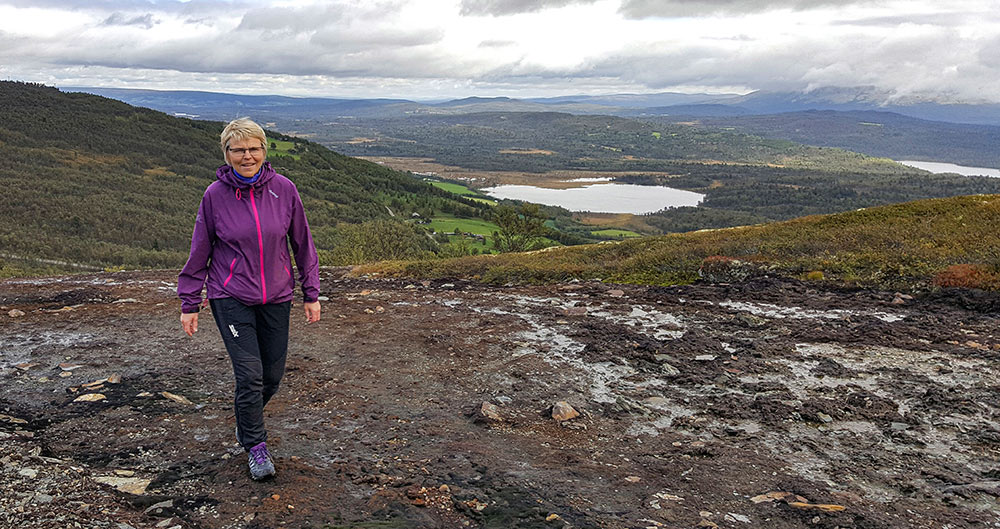 Grete på vandring i Gruvvola. Sammen med Stein Kaasin skal de guide deg rundt i området.